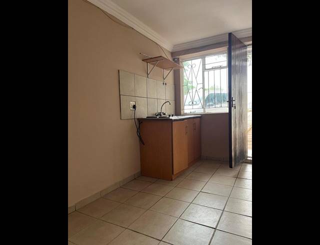1 BEDROOM PROPERTY TO RENT IN LOMBARDY EAST